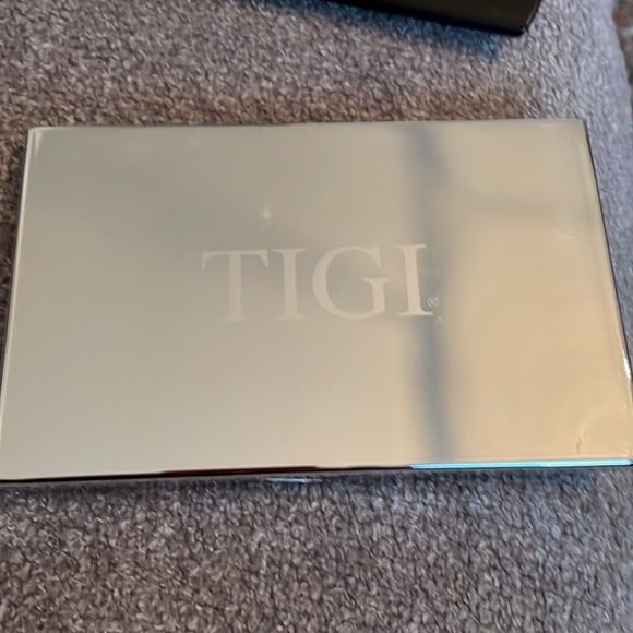 TIGI Professional Eyeshadow Pallet - Picture 3 of 6